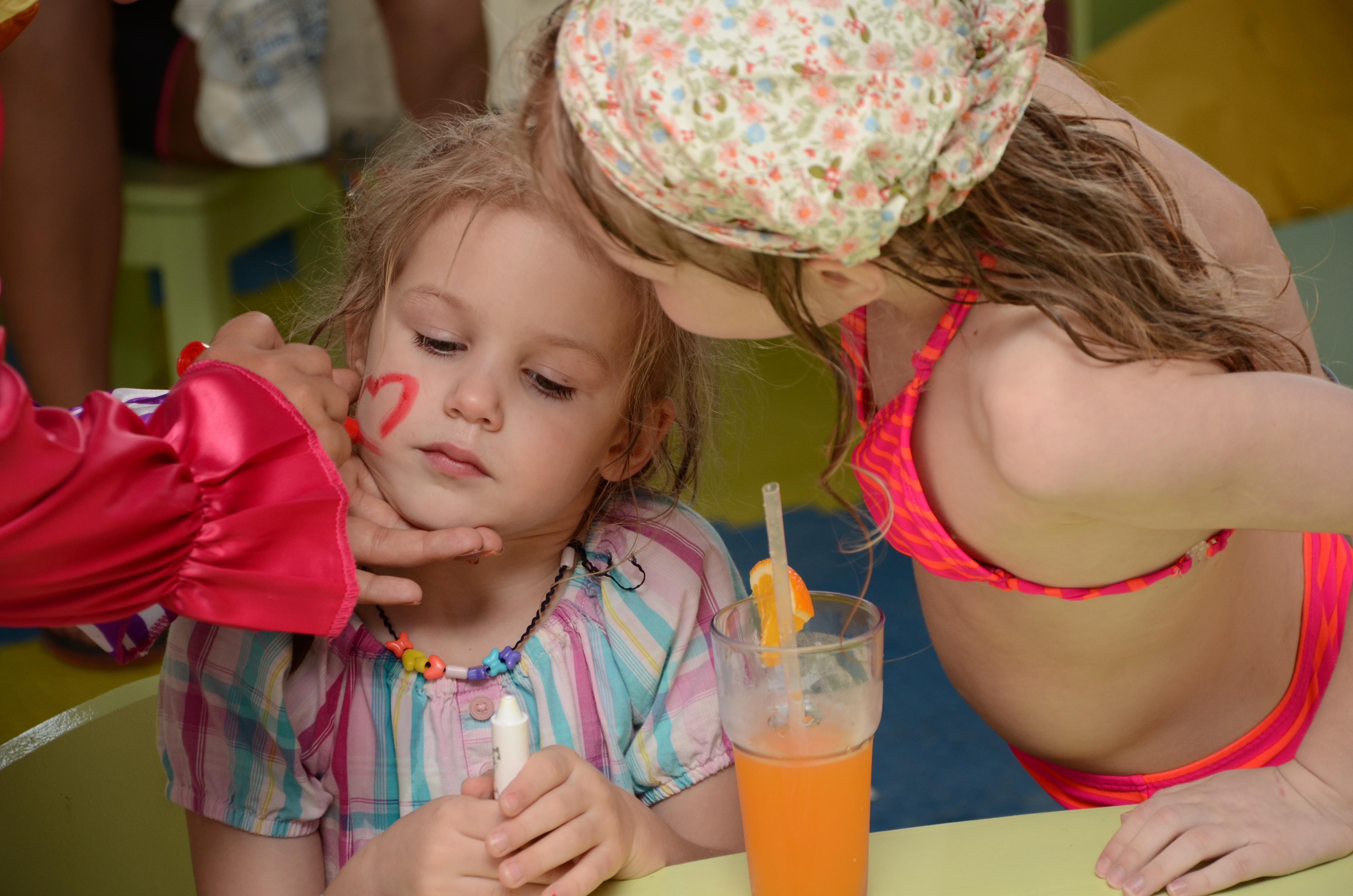 Parrotel Beach Resort Sharm el-Sheikh Exterior photo A child with her mother